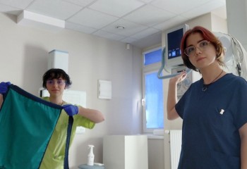 Dwie słuchaczki zawodu technik elektroradiolog w pracowni diagnostycznej.