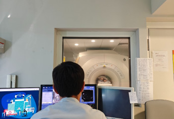 Uczeń siedzący przy komputerze w pracowni radiologicznej