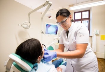 Dwie uczennice, jedna wykonuje badania na drugiej