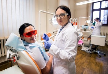 Dwie uczennice uśmiechające się do zdjęcia