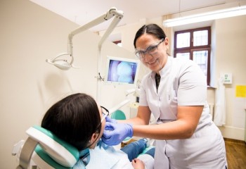 Dwie uczennice, jedna wykonuje badania na drugiej