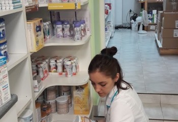 Uczennica układająca leki