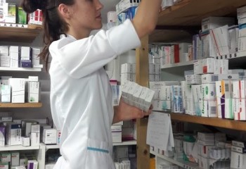 Uczennica układająca leki