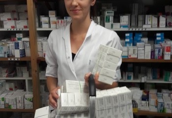 Uczennica z koszykiem