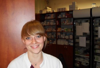 Uśmiechnięta uczennica w aptece