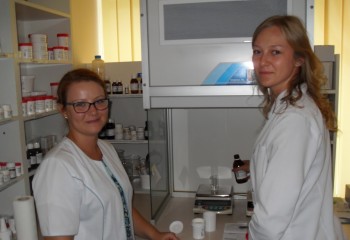 Uśmiechnięte uczennice w aptece