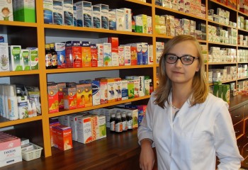 Uśmiechnięta uczennica w aptece