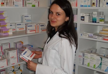 Uśmiechnięta uczennica w aptece